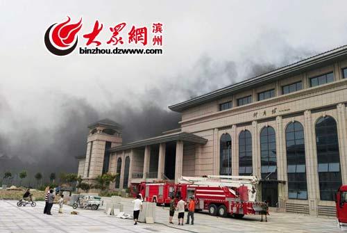 山东沾化一在建体育馆发生火灾消防正在扑救arfdo2yp4ez.jpg