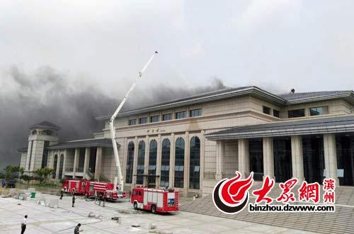 山东沾化一在建体育馆发生火灾消防正在扑救yusfew1n5ri.jpg