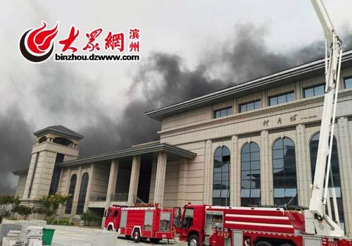 山东沾化一在建体育馆发生火灾消防正在扑救qpsanhmgrvr.jpg