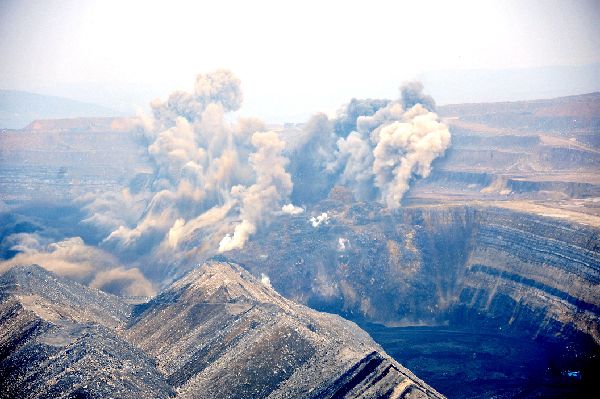 准能集团黑岱沟矿完成第101次抛掷爆破oucjrs0xhmk.jpg