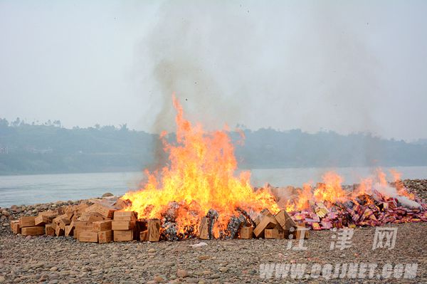 江津区集中销毁1024件非法烟花爆竹价值达30余jiklofdtauo.jpg