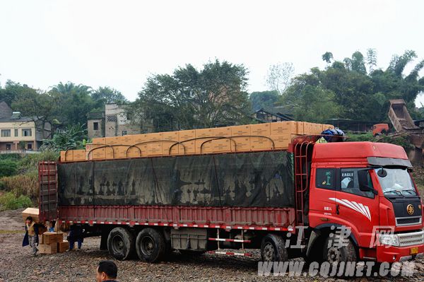 江津区集中销毁1024件非法烟花爆竹价值达30余zcb5ojykez0.jpg