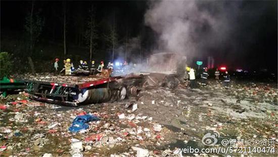 湖南一装载烟花爆竹货车爆炸起火whtg3vrkibd.jpg