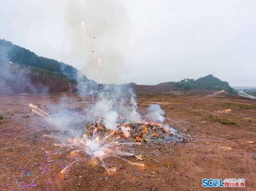 巴州区公安局销毁1500余件非法烟花爆竹gifid411th2.jpg