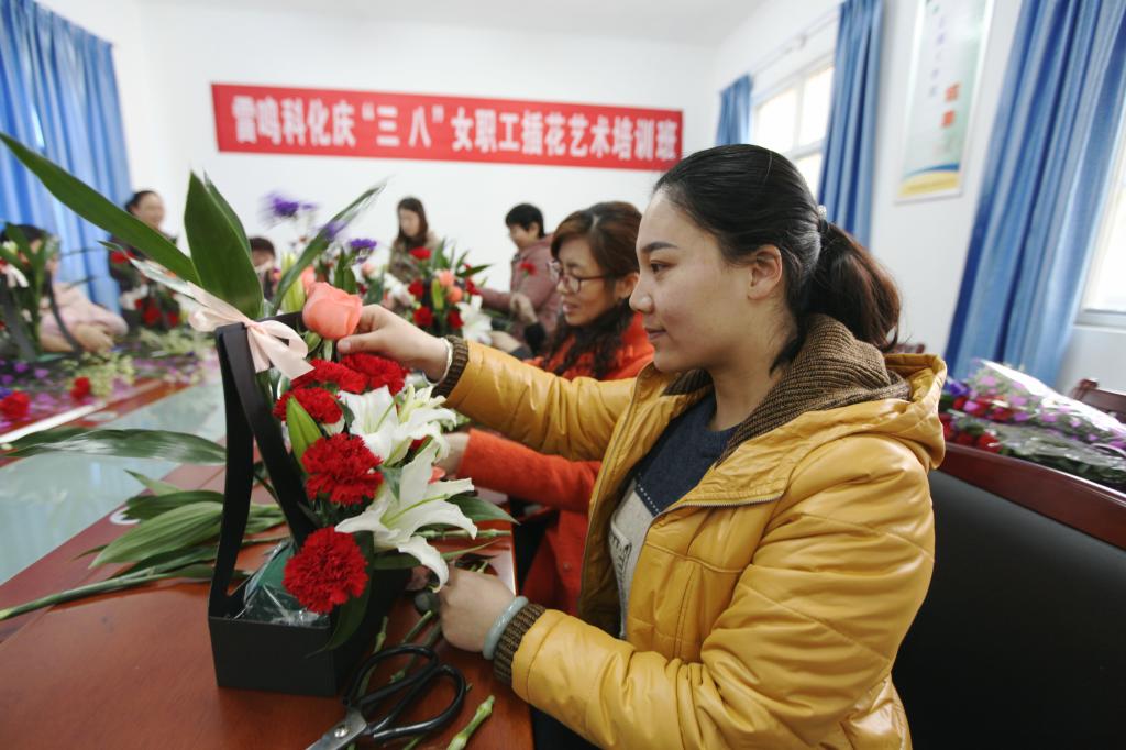 雷鸣科化公司开展庆祝“三八国际劳动妇女节”女职工bjhw00uha3x.jpg