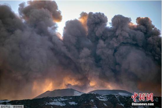 意大利埃特纳火山喷发引发爆炸致10人受伤glxz0epcsej.jpg