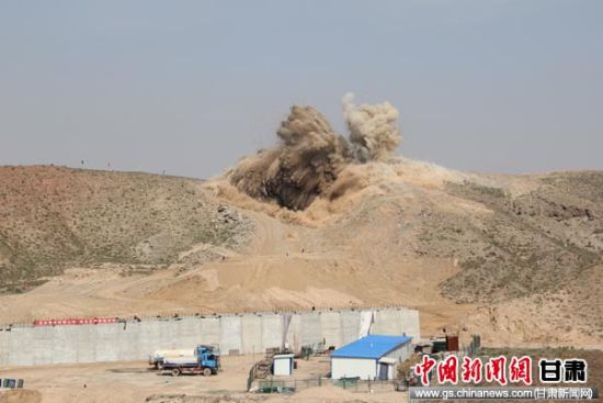 甘肃省列项目：朱中铁路黑石川车站土方爆破点爆破134yu442bg4.jpg