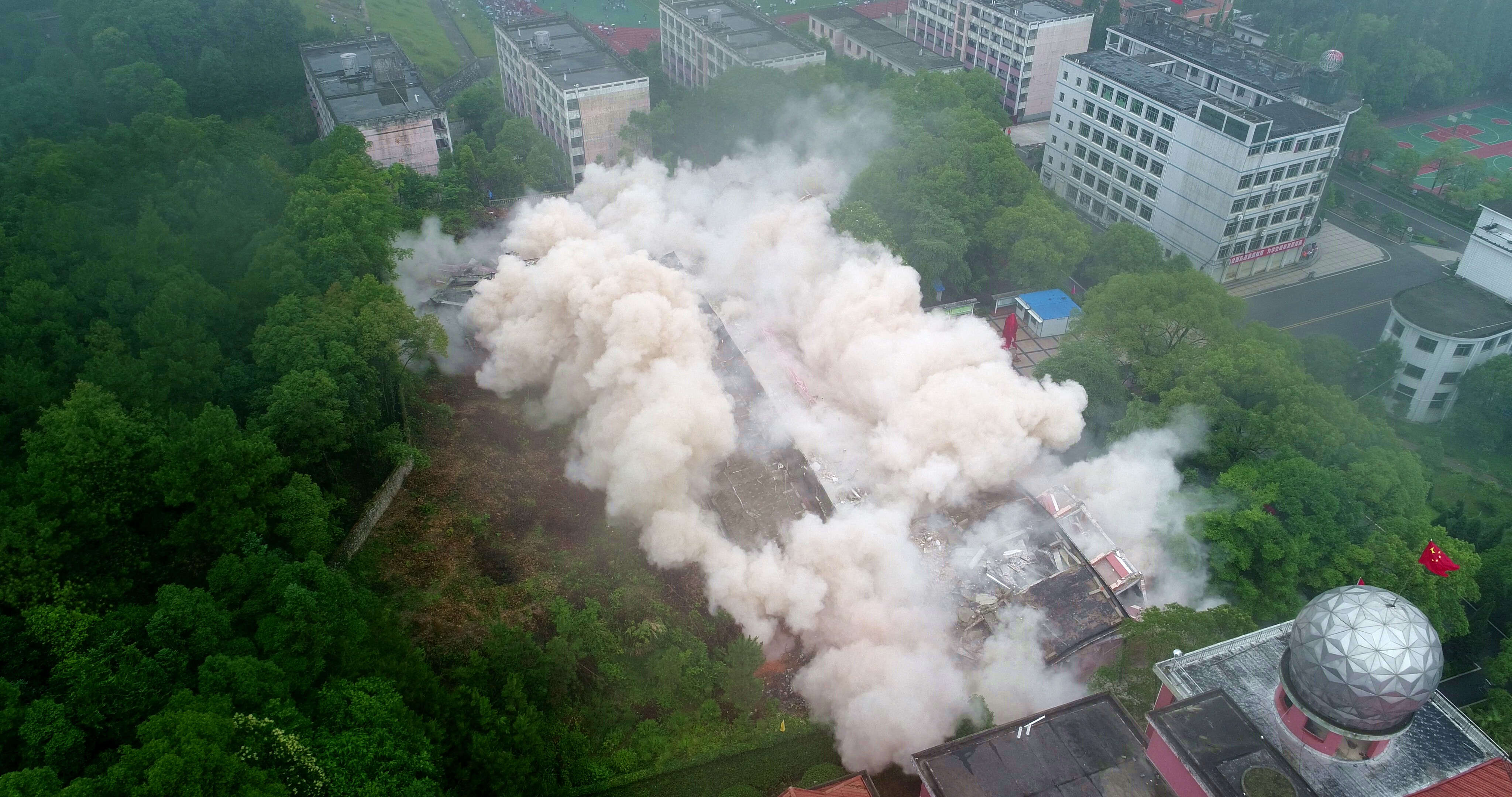 宜春市上高二中“博雅楼”定向爆破拆除圆满成功wuznqngae1s.jpg