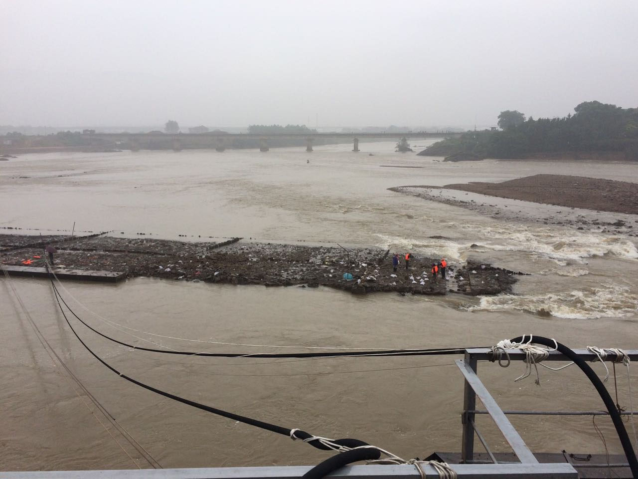 浙江江山：洪水冲损铁路桥爆破排水eab0hsma1fn.jpg