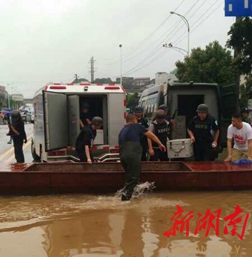 抗洪抢险：多家媒体报道新天地集团安保战士确保金融秩序和押en4cp5kfg1p.jpg