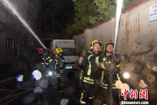 福州一仓库失火90名消防官兵彻夜奋战扑灭火灾a12a5iiyphm.jpg