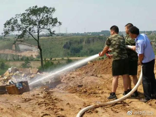 永寿公安采取浸泡深埋方式销毁烟花爆竹1300余箱mr3ykubuqjl.jpg