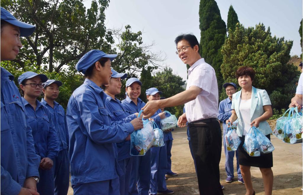 宰学明一行到雷鸣科化慰问一线职工zxyk4hfymtl.jpg