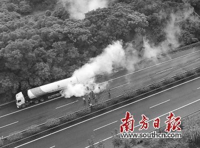 槽罐车高速路上被追尾车载20吨天然气严重泄漏qq15tyep12t.jpg