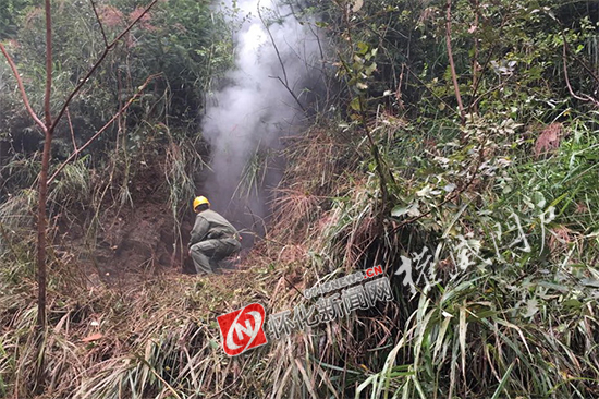 洪江市对雪峰山金矿区非法采金老窿实施炸毁爆破ao3jojzynr1.jpg