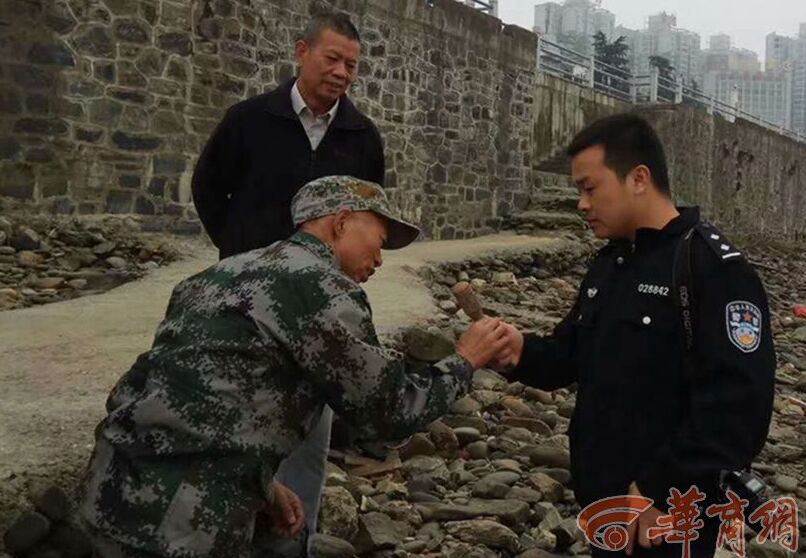 安康志愿者汉江边捡到手榴弹经确认尚未爆破rypincmuka2.jpg