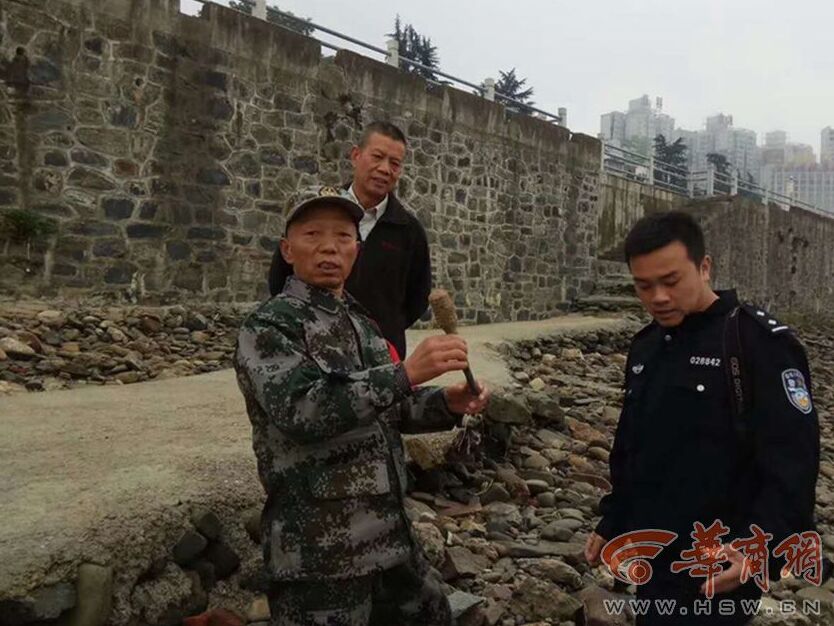 安康志愿者汉江边捡到手榴弹经确认尚未爆破vzgjpjv5tm2.jpg