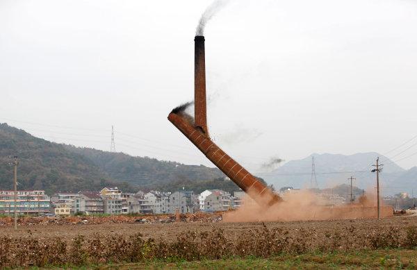 温岭市爆破拆除最后一支轮窑烟囱0hbhjuteswt.jpg