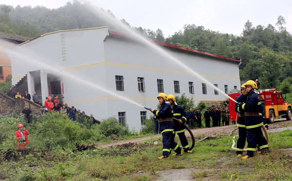 我公司与楚雄荣安民爆器材公司组织开展联动火灾事故应急演练fsewz4bh5rb.jpg