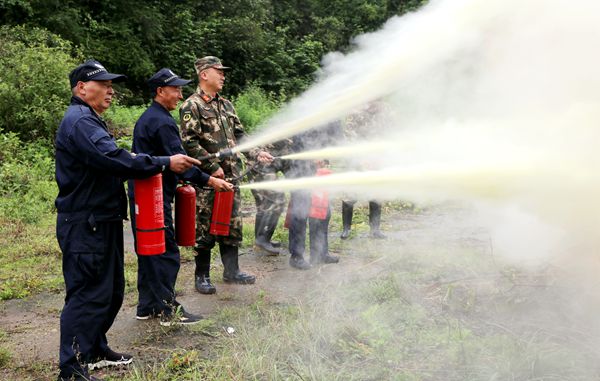 我公司与楚雄荣安民爆器材公司组织开展联动火灾事故应急演练r5l3x4qialg.jpg