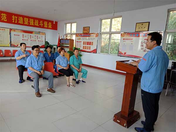 膏状车间向学习全国优秀党员郑德荣等同志学习fcc2thgyoqh.jpg