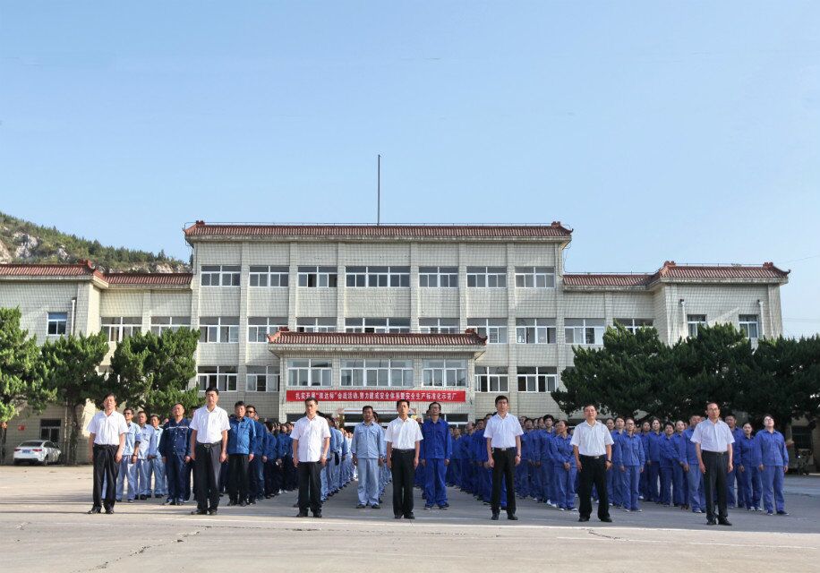 雷鸣科化公司举行“喜迎国庆”升旗仪式e2fcqomhqqk.jpg