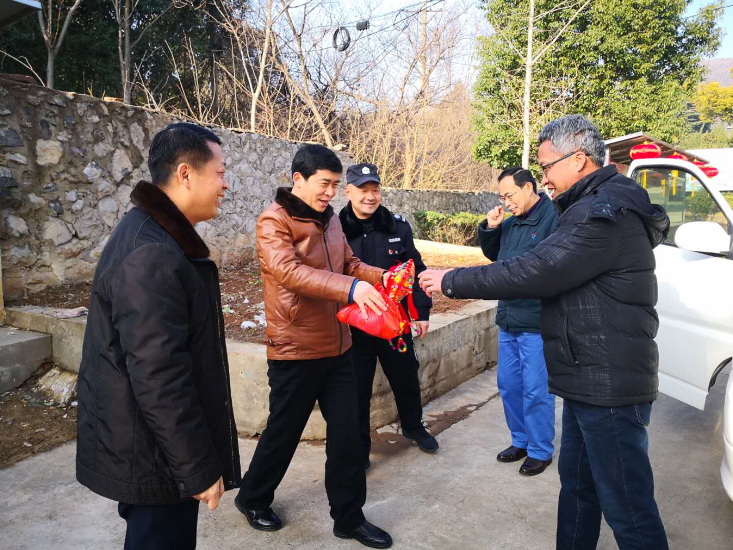 雷鸣科化公司领导看望慰问春节坚守岗位的职工elhfdidappb.jpg