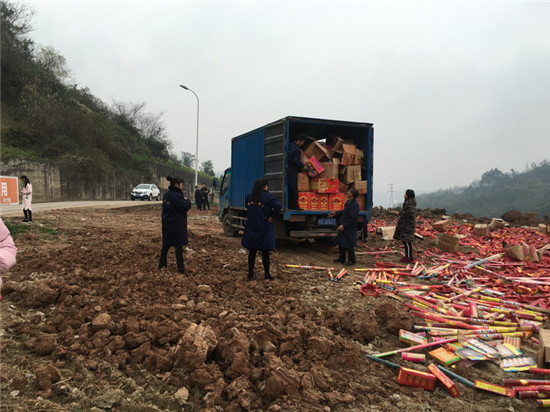 芦山警方：无害化处理一批价值约15万元的烟花爆竹gmicoxsb3d0.jpg